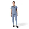 Blusa médica de cuello en V con paneles de punto Force Essentials para mujer