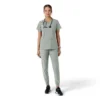 Blusa médica de cuello en V con paneles de punto Force Essentials para mujer