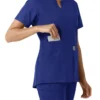 Blusa médica de mujer Force Essentials con cuello en V y paneles de punto