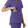 Blusa médica de mujer Force Essentials con cuello en V y paneles de punto