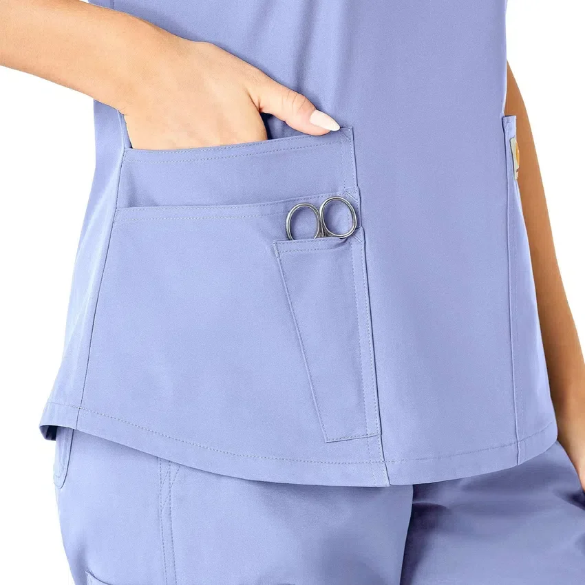 Blusa médica Force Essentials con cuello en V para mujer