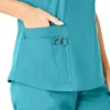 Blusa médica Force Essentials con cuello en V para mujer