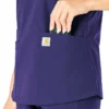 Blusa médica Force Essentials con cuello en V para mujer