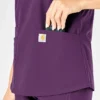 Blusa médica Force Essentials con cuello en V para mujer