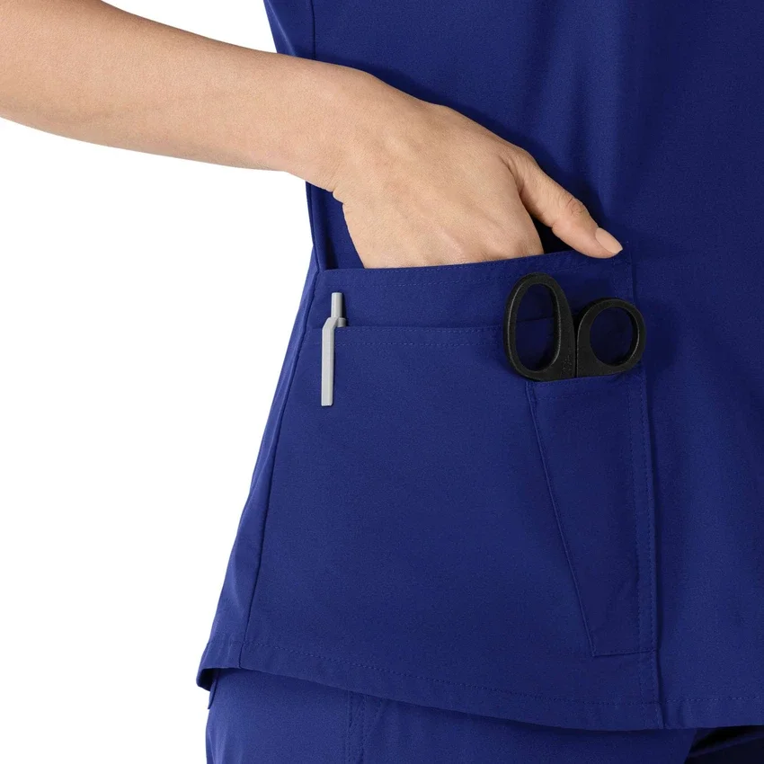 Blusa médica Force Essentials con cuello en V para mujer