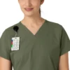 Blusa médica Force Essentials con cuello en V para mujer
