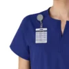 Blusa médica tipo túnica con cuello en V «Force Essentials» para mujer