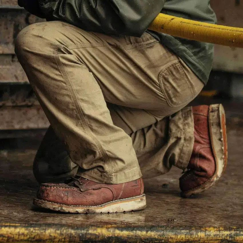 Bota de trabajo tipo mocasin impermeable de 6" con puntera de acero y suela en cuña