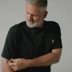 Camiseta icónica K87 de corte holgado y tejido grueso con bolsillo para hombre