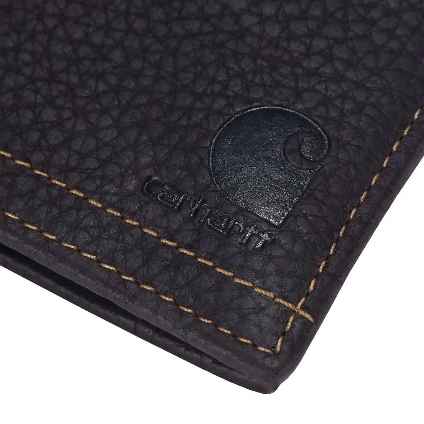 Cartera de piel con textura de guijarros