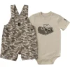 Conjunto de dos piezas para niño: body con manguitos cortos y pantalones cortos con bolsillos de camuflaje (bebé)