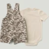 Conjunto de dos piezas para niño: body con manguitos cortos y pantalones cortos con bolsillos de camuflaje (bebé)