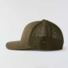 Gorra ajustada de lona con parte trasera de malla y logotipo gráfico «Rugged Flex™»
